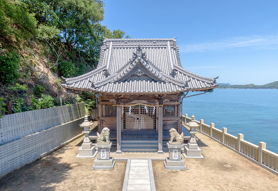 海と鳥居 海の中に鳥居が！⛩「九王 龍神社」をドローンで空撮 | 猛LION